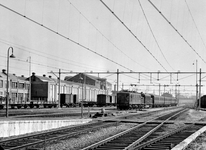 155243 Gezicht op het emplacement bij het N.S.-station Tilburg te Tilburg met een trein getrokken door een door de N.S. ...